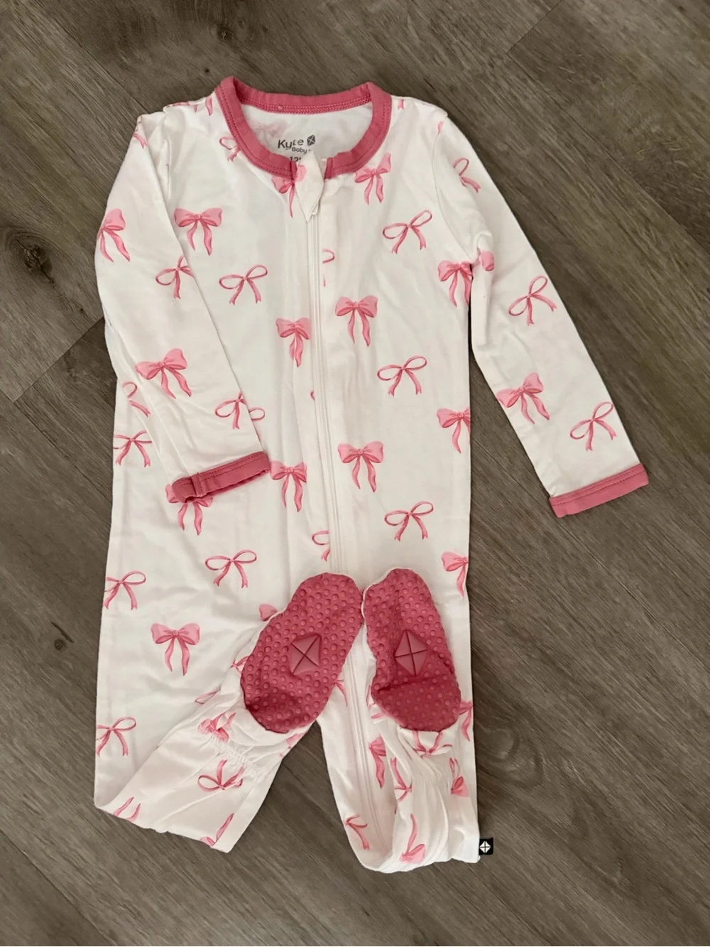 Kyte BABY Baby Girls Bamboo Bow Print Zip Front Footie Size 6-12 months